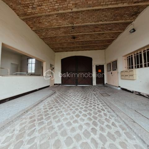 Immeuble commercial de 1 665 m²