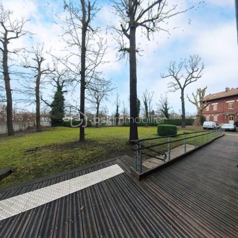 Immeuble commercial de 1 665 m²