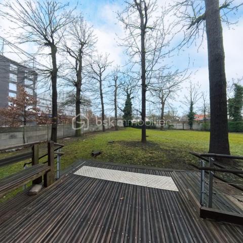 Immeuble commercial de 1 665 m²