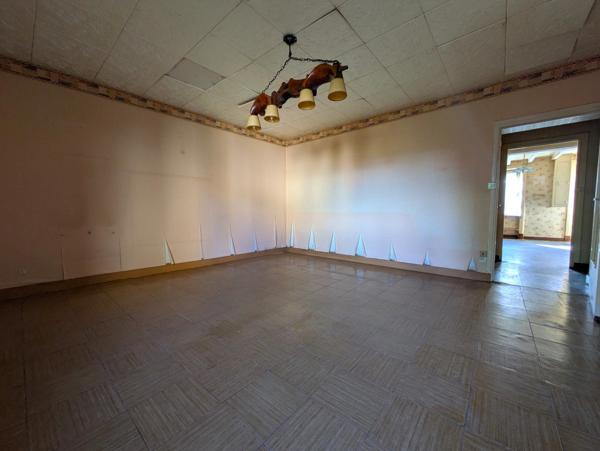 MAISON A RENOVER - ESSERTINES EN DONZY , 7 pièces , 164 m² , 4 /5 chambres , COMBLES, CAVE, GARAGE , TERRAIN 526 m²