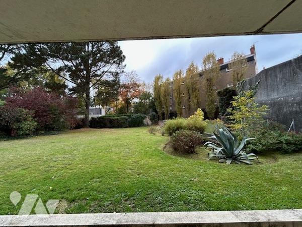 MELLINET - T2 en Rez-de-Chaussée donnant sur l'arrière de l'immeuble au Calme et sans vis-à-vis.