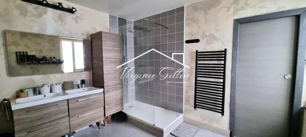 MAISON ATYPIQUE DANS COEUR DE VILLAGE