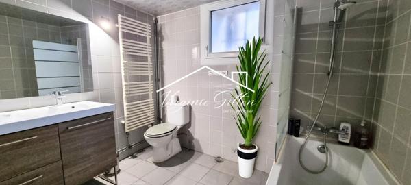 MAISON ATYPIQUE DANS COEUR DE VILLAGE