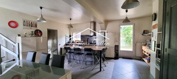 MAISON ATYPIQUE DANS COEUR DE VILLAGE