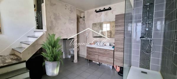 MAISON ATYPIQUE DANS COEUR DE VILLAGE