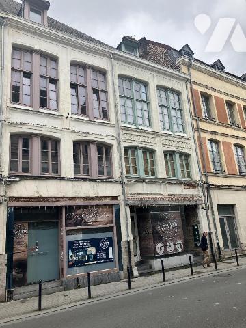 Ensemble immobilier comprenant:
- Rez-de-chaussée: un local commercial (110m²) actuellement li...