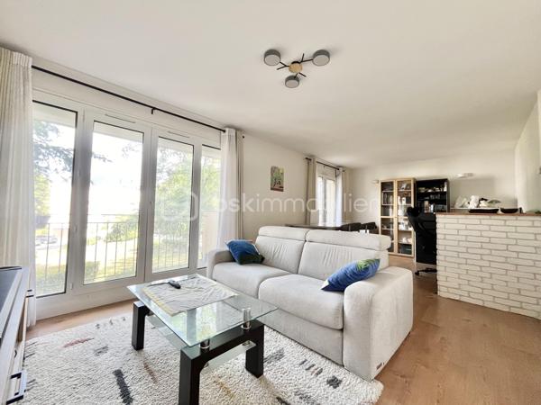 Idéalement situé, dans le parc de Maisons-Laffitte et dans une résidence CALME SÉCURISÉE ET ARBORÉE, à 15 minutes à pied de la gare de Maisons-Laffitte (RER A, Ligne L et J) et de ces commerces, cet appartement ENTIÈREMENT RÉNOVÉ de 3 pièces d’environ 66m2 comprend :
Une entrée avec placards intégrés, un séjour LUMINEUX avec deux balcons, une cuisine aménagée et équipée, deux chambres dont une avec placards intégrés, une salle d’eau et un WC séparé.
Une cave au sous-sol, un box et une place de parking en extérieur complètent ce bien.

À SAVOIR :
-Volets roulants électriques. 
-Prise RG 45.
-DPE D / GES D
-Local vélo

Contact par téléphone 7j/7 au 06 20 56 78 12 !