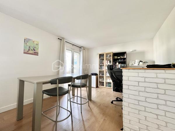 Idéalement situé, dans le parc de Maisons-Laffitte et dans une résidence CALME SÉCURISÉE ET ARBORÉE, à 15 minutes à pied de la gare de Maisons-Laffitte (RER A, Ligne L et J) et de ces commerces, cet appartement ENTIÈREMENT RÉNOVÉ de 3 pièces d’environ 66m2 comprend :
Une entrée avec placards intégrés, un séjour LUMINEUX avec deux balcons, une cuisine aménagée et équipée, deux chambres dont une avec placards intégrés, une salle d’eau et un WC séparé.
Une cave au sous-sol, un box et une place de parking en extérieur complètent ce bien.

À SAVOIR :
-Volets roulants électriques. 
-Prise RG 45.
-DPE D / GES D
-Local vélo

Contact par téléphone 7j/7 au 06 20 56 78 12 !