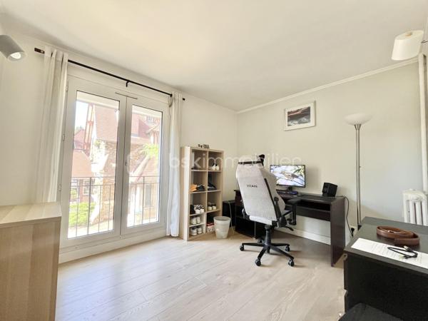 Idéalement situé, dans le parc de Maisons-Laffitte et dans une résidence CALME SÉCURISÉE ET ARBORÉE, à 15 minutes à pied de la gare de Maisons-Laffitte (RER A, Ligne L et J) et de ces commerces, cet appartement ENTIÈREMENT RÉNOVÉ de 3 pièces d’environ 66m2 comprend :
Une entrée avec placards intégrés, un séjour LUMINEUX avec deux balcons, une cuisine aménagée et équipée, deux chambres dont une avec placards intégrés, une salle d’eau et un WC séparé.
Une cave au sous-sol, un box et une place de parking en extérieur complètent ce bien.

À SAVOIR :
-Volets roulants électriques. 
-Prise RG 45.
-DPE D / GES D
-Local vélo

Contact par téléphone 7j/7 au 06 20 56 78 12 !