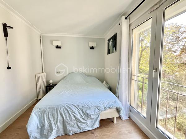 Idéalement situé, dans le parc de Maisons-Laffitte et dans une résidence CALME SÉCURISÉE ET ARBORÉE, à 15 minutes à pied de la gare de Maisons-Laffitte (RER A, Ligne L et J) et de ces commerces, cet appartement ENTIÈREMENT RÉNOVÉ de 3 pièces d’environ 66m2 comprend :
Une entrée avec placards intégrés, un séjour LUMINEUX avec deux balcons, une cuisine aménagée et équipée, deux chambres dont une avec placards intégrés, une salle d’eau et un WC séparé.
Une cave au sous-sol, un box et une place de parking en extérieur complètent ce bien.

À SAVOIR :
-Volets roulants électriques. 
-Prise RG 45.
-DPE D / GES D
-Local vélo

Contact par téléphone 7j/7 au 06 20 56 78 12 !