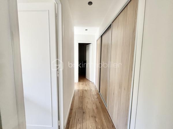 Idéalement situé, dans le parc de Maisons-Laffitte et dans une résidence CALME SÉCURISÉE ET ARBORÉE, à 15 minutes à pied de la gare de Maisons-Laffitte (RER A, Ligne L et J) et de ces commerces, cet appartement ENTIÈREMENT RÉNOVÉ de 3 pièces d’environ 66m2 comprend :
Une entrée avec placards intégrés, un séjour LUMINEUX avec deux balcons, une cuisine aménagée et équipée, deux chambres dont une avec placards intégrés, une salle d’eau et un WC séparé.
Une cave au sous-sol, un box et une place de parking en extérieur complètent ce bien.

À SAVOIR :
-Volets roulants électriques. 
-Prise RG 45.
-DPE D / GES D
-Local vélo

Contact par téléphone 7j/7 au 06 20 56 78 12 !