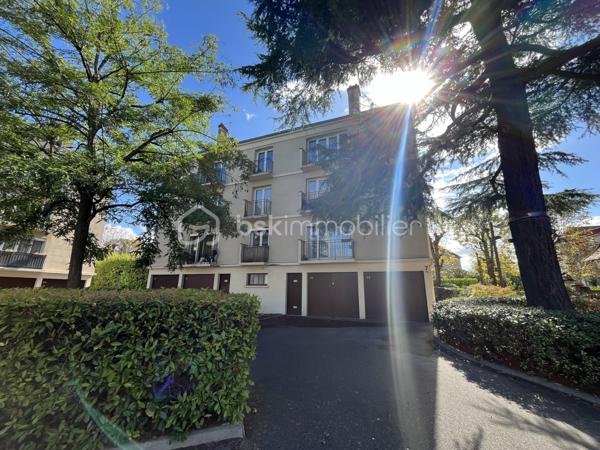 Idéalement situé, dans le parc de Maisons-Laffitte et dans une résidence CALME SÉCURISÉE ET ARBORÉE, à 15 minutes à pied de la gare de Maisons-Laffitte (RER A, Ligne L et J) et de ces commerces, cet appartement ENTIÈREMENT RÉNOVÉ de 3 pièces d’environ 66m2 comprend :
Une entrée avec placards intégrés, un séjour LUMINEUX avec deux balcons, une cuisine aménagée et équipée, deux chambres dont une avec placards intégrés, une salle d’eau et un WC séparé.
Une cave au sous-sol, un box et une place de parking en extérieur complètent ce bien.

À SAVOIR :
-Volets roulants électriques. 
-Prise RG 45.
-DPE D / GES D
-Local vélo

Contact par téléphone 7j/7 au 06 20 56 78 12 !