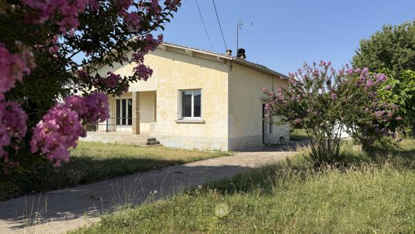 Maison de plain pied de type F3 avec jardin et garage .
