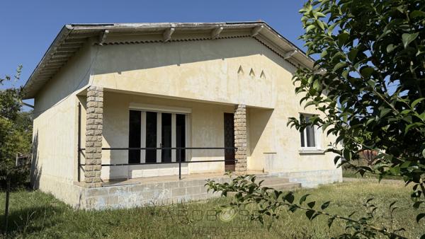 Maison de plain pied de type F3 avec jardin et garage .