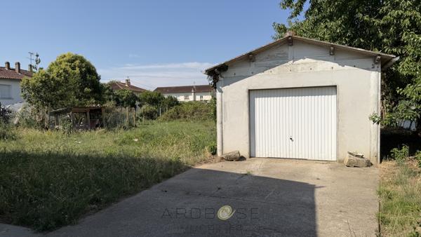 Maison de plain pied de type F3 avec jardin et garage .