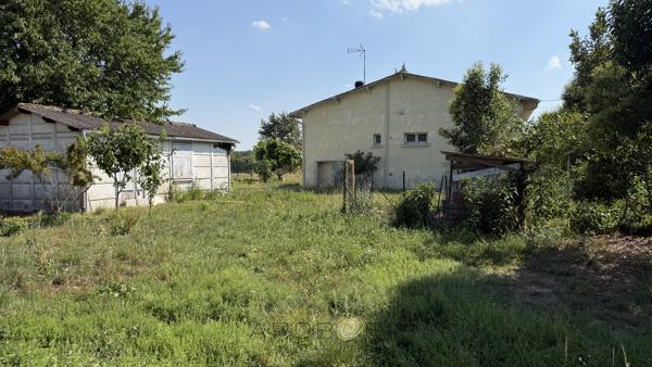 Maison de plain pied de type F3 avec jardin et garage .
