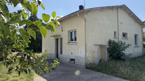 Maison de plain pied de type F3 avec jardin et garage .