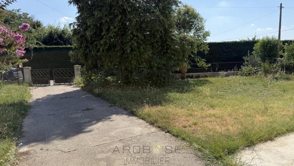 Maison de plain pied de type F3 avec jardin et garage .