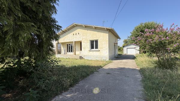 Maison de plain pied de type F3 avec jardin et garage .