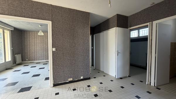 Maison de plain pied de type F3 avec jardin et garage .