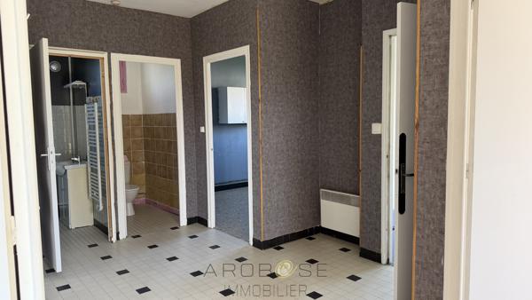 Maison de plain pied de type F3 avec jardin et garage .