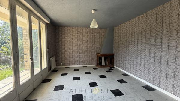 Maison de plain pied de type F3 avec jardin et garage .
