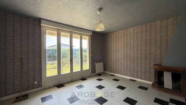 Maison de plain pied de type F3 avec jardin et garage .