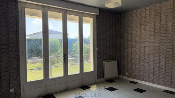 Maison de plain pied de type F3 avec jardin et garage .