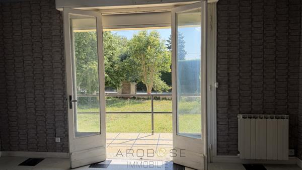 Maison de plain pied de type F3 avec jardin et garage .