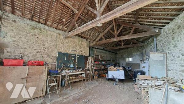 NUEIL LES AUBIERS, maison de caractère avec de nombreuses dépendances, proche commodités.
Cett...