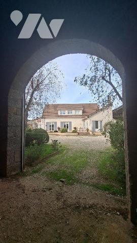 NUEIL LES AUBIERS, maison de caractère avec de nombreuses dépendances, proche commodités.
Cett...