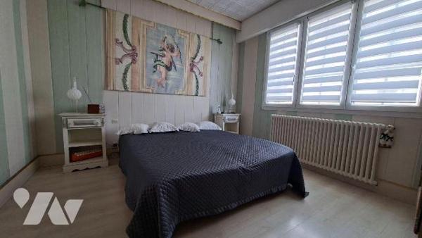 NUEIL LES AUBIERS, maison de caractère avec de nombreuses dépendances, proche commodités.
Cett...