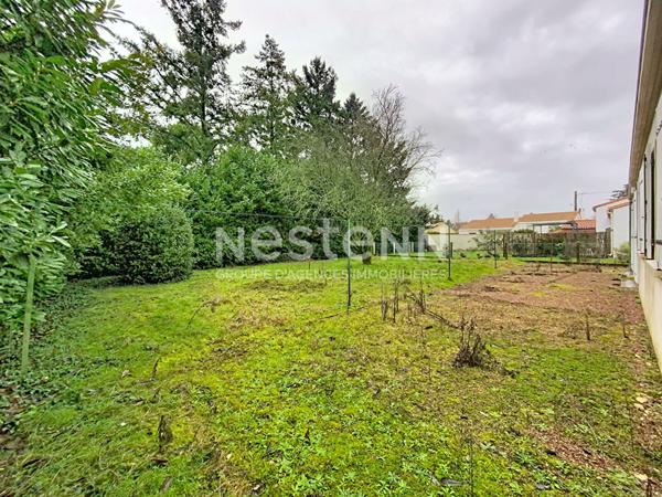 A Vendre, Maison de plain pied située à Luçon, 3 chambres, garage, jardin. Proximité commodités.