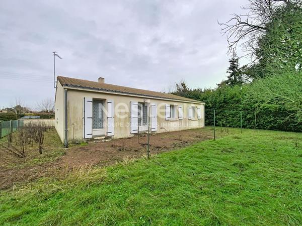 A Vendre, Maison de plain pied située à Luçon, 3 chambres, garage, jardin. Proximité commodités.