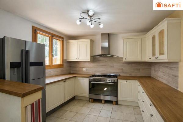 Maison traditionnelle de 83 m², 2510 m² de terrain entièrement clos.