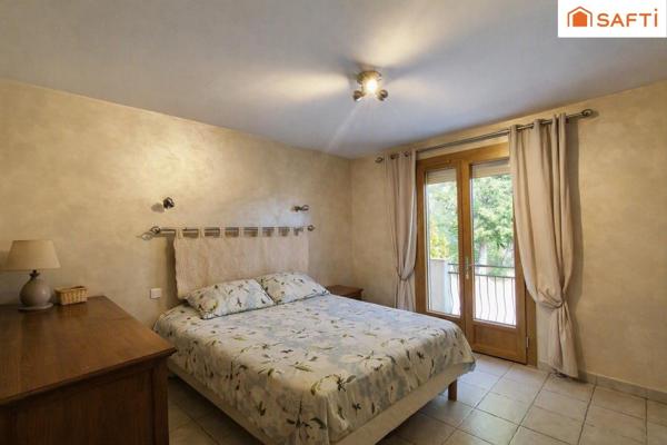 Maison traditionnelle de 83 m², 2510 m² de terrain entièrement clos.
