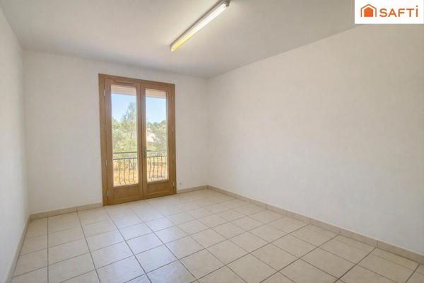 Maison traditionnelle de 83 m², 2510 m² de terrain entièrement clos.
