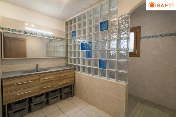 Maison traditionnelle de 83 m², 2510 m² de terrain entièrement clos.