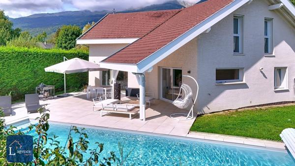 Maison invididuelle Giraud  T8 258 m² Piscine chauffée Terrain 1 100  m² Echenevex 01170