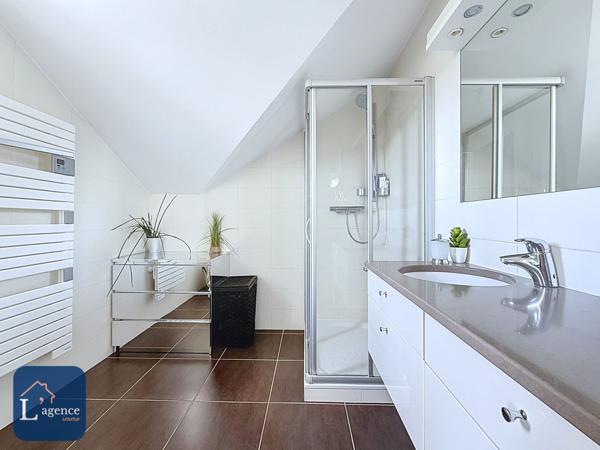 Maison invididuelle Giraud  T8 258 m² Piscine chauffée Terrain 1 100  m² Echenevex 01170