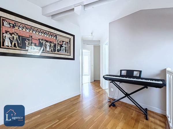 Maison invididuelle Giraud  T8 258 m² Piscine chauffée Terrain 1 100  m² Echenevex 01170