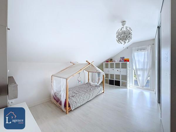 Maison invididuelle Giraud  T8 258 m² Piscine chauffée Terrain 1 100  m² Echenevex 01170