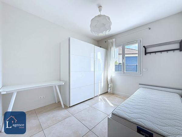 Maison invididuelle Giraud  T8 258 m² Piscine chauffée Terrain 1 100  m² Echenevex 01170