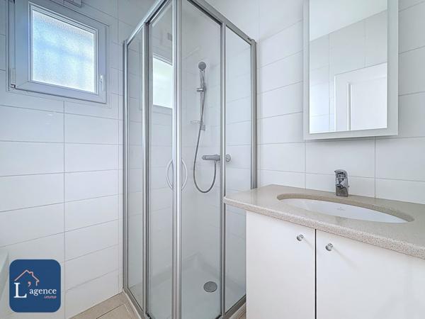 Maison invididuelle Giraud  T8 258 m² Piscine chauffée Terrain 1 100  m² Echenevex 01170