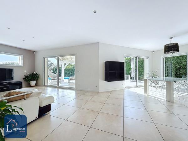 Maison invididuelle Giraud  T8 258 m² Piscine chauffée Terrain 1 100  m² Echenevex 01170