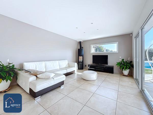 Maison invididuelle Giraud  T8 258 m² Piscine chauffée Terrain 1 100  m² Echenevex 01170