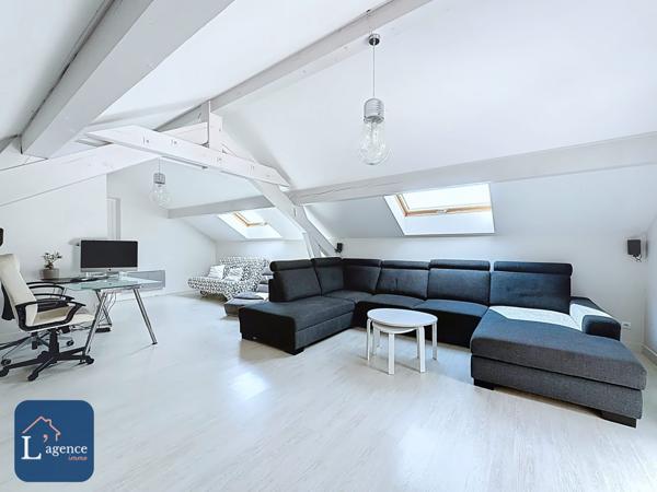 Maison invididuelle Giraud  T8 258 m² Piscine chauffée Terrain 1 100  m² Echenevex 01170