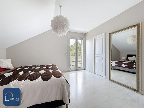 Maison invididuelle Giraud  T8 258 m² Piscine chauffée Terrain 1 100  m² Echenevex 01170