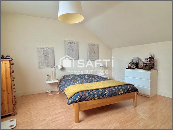 Maison de ville avec garage et jardin.