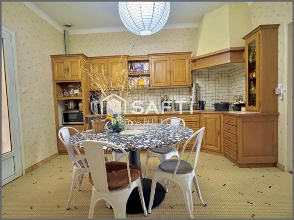 Maison de ville avec garage et jardin.